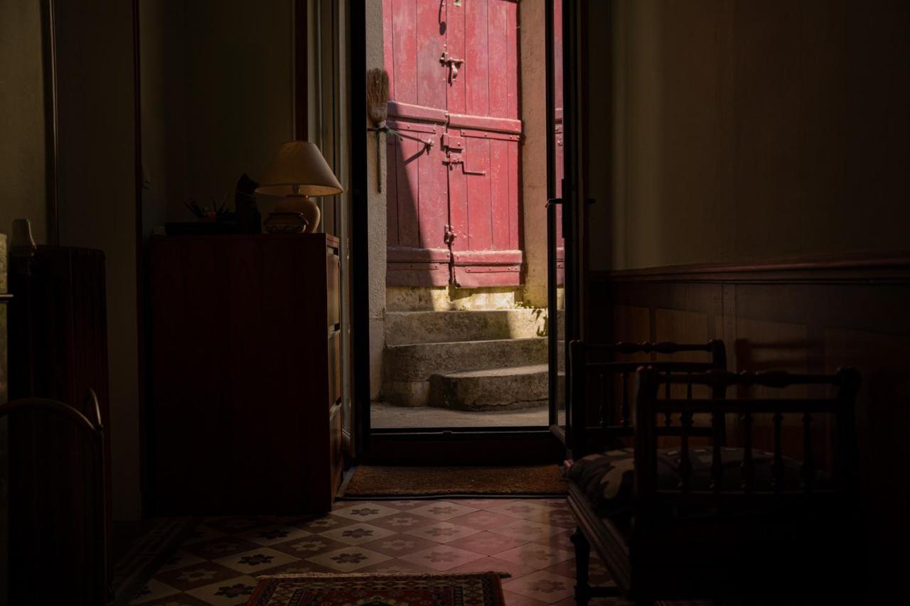 L'Escapade Place Voltaire Vermenton Buitenkant foto